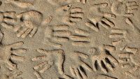 Nature___Beach_Footprints_in_the_sand_Hand_106253_